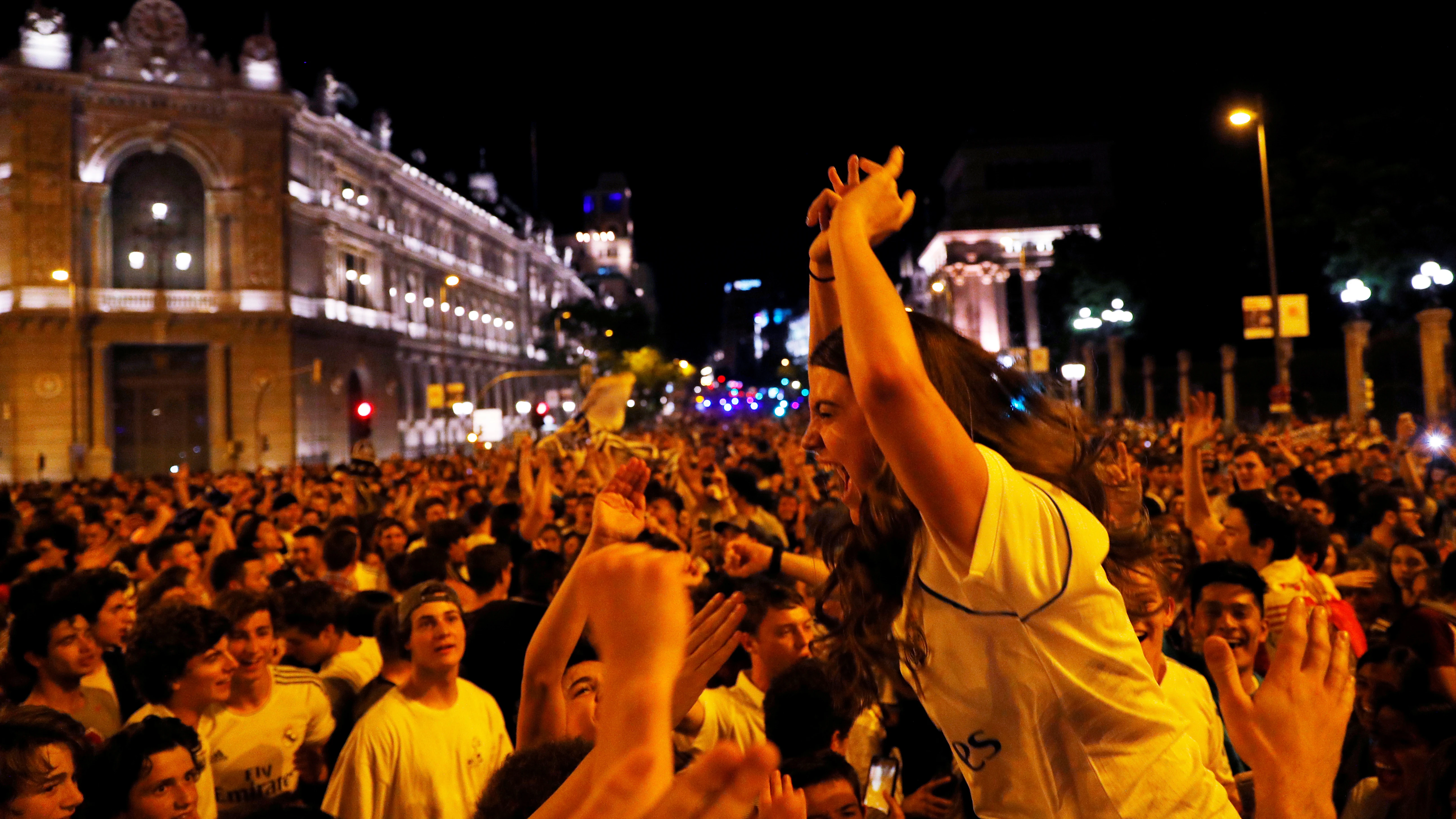 Aficionados del Real Madrid celebran la 13ª Champions en Cibeles