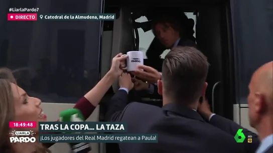 Luka Modric coge la taza de Liarla Pardo Luka Modric coge la taza de Liarla Pardo