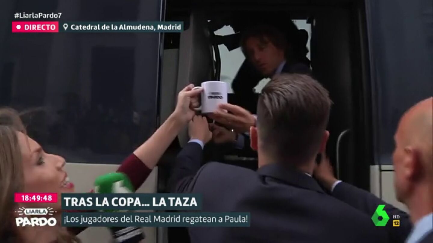 Luka Modric coge la taza de Liarla Pardo