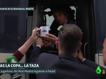 Luka Modric coge la taza de Liarla Pardo Luka Modric coge la taza de Liarla Pardo