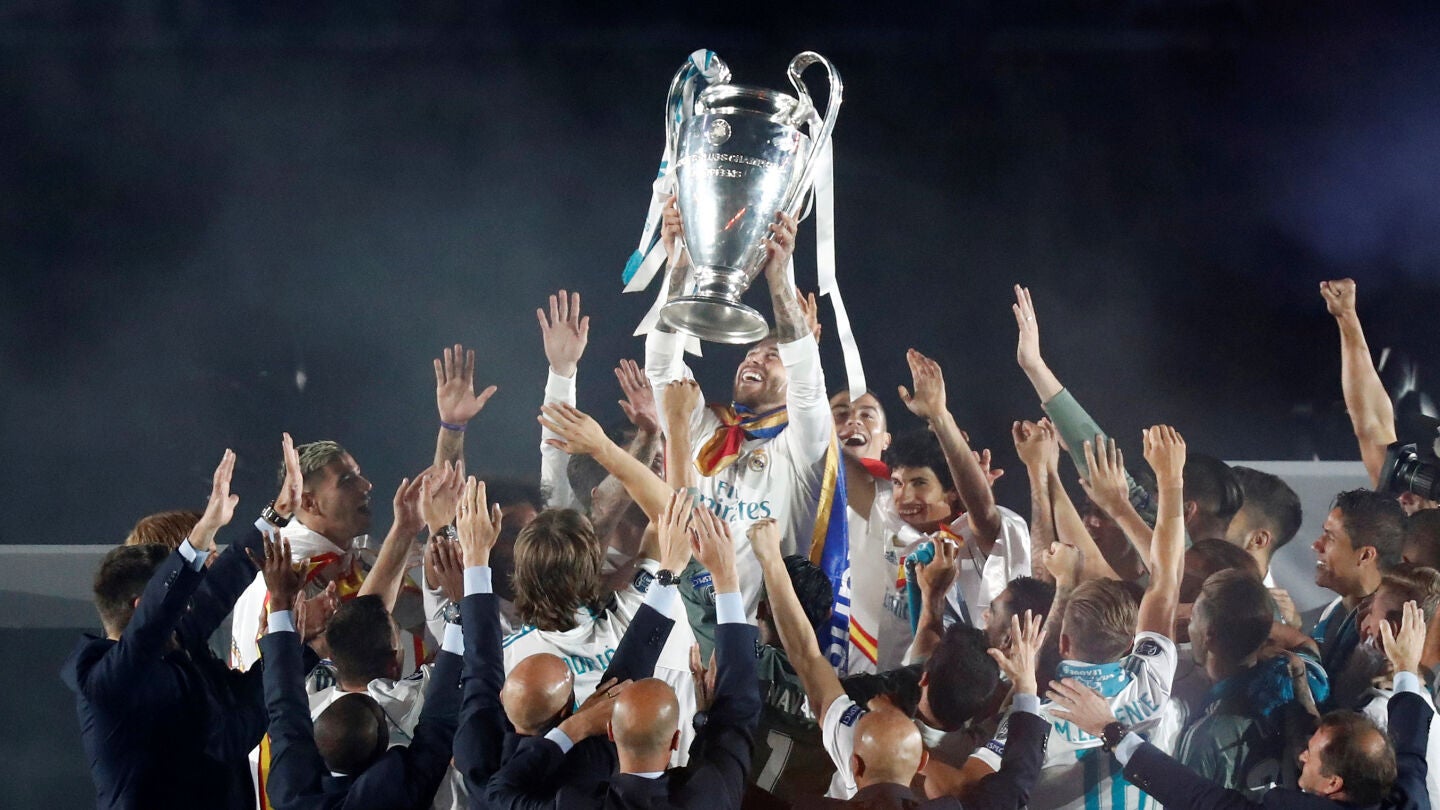 Ramos alza la Copa de Europa en el centro del Santiago Bernab&eacute;u