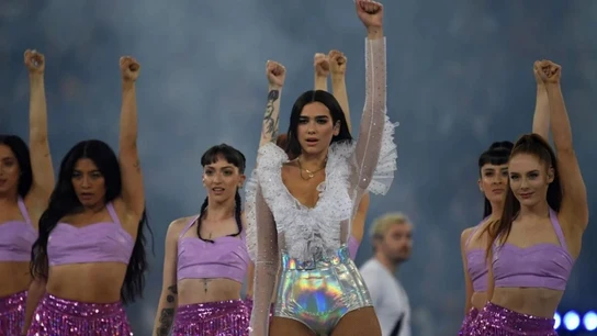 Dua Lipa con el brazo en alto tras su actuación en la final de Champions Dua Lipa con el brazo en alto tras su actuación en la final de Champions