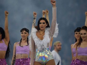 Dua Lipa con el brazo en alto tras su actuación en la final de Champions Dua Lipa con el brazo en alto tras su actuación en la final de Champions