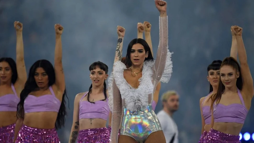 Dua Lipa con el brazo en alto tras su actuación en la final de Champions