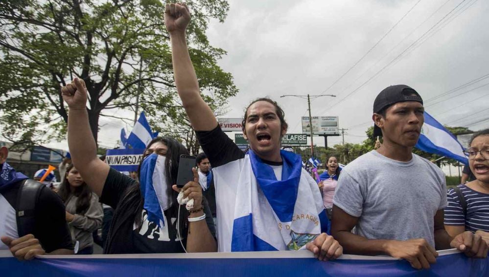 Miles de personas marchan por la democracia en Nicaragua