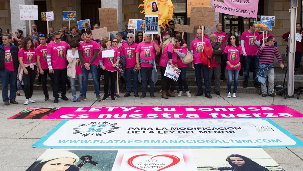 Participantes de la manifestación para la reforma de la Ley del Menor