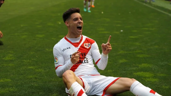 Álex Moreno celebra un gol con el Rayo Vallecano. Álex Moreno celebra un gol