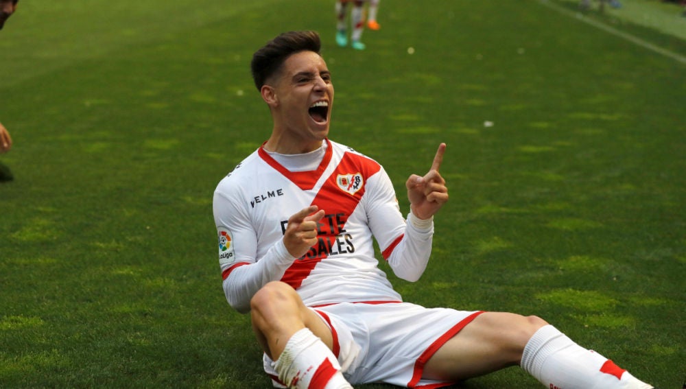 Álex Moreno celebra un gol con el Rayo Vallecano.