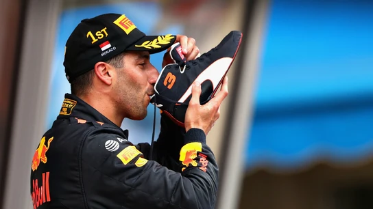 Ricciardo bebe de su bota Ricciardo bebe de su bota