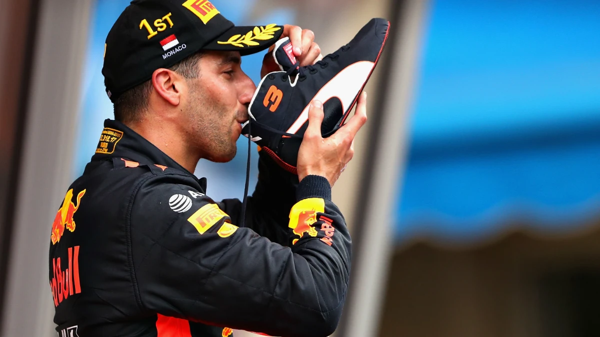 Ricciardo bebe de su bota