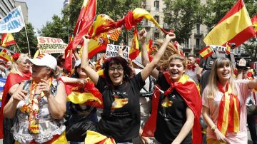 Participantes de la manifestación por la unidad de España en Barcelona