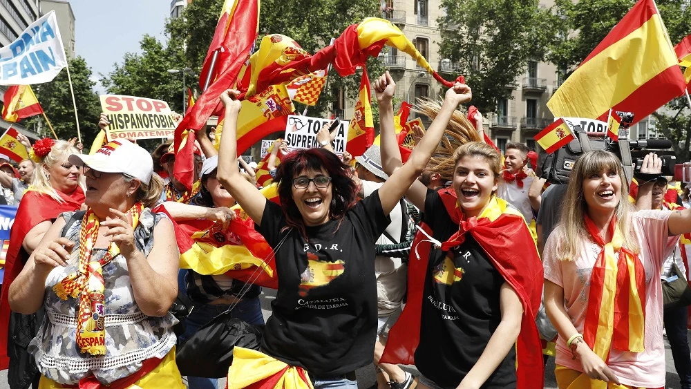 Participantes de la manifestación por la unidad de España en Barcelona