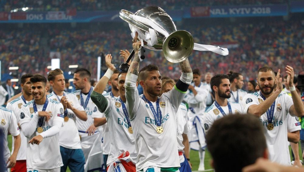 Ramos alza la Copa de Europa en el Estadio Olímpico de Kiev