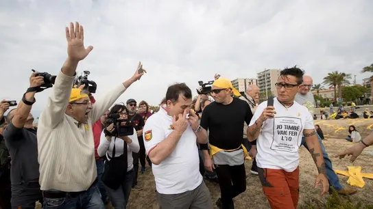 Un hombre contrario a la colocación de bufandas amarillas en la playa de Mataró Un hombre contrario a la colocación de bufandas amarillas en la playa de Mataró