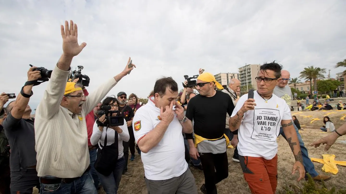 Un hombre contrario a la colocación de bufandas amarillas en la playa de Mataró Un hombre contrario a la colocación de bufandas amarillas en la playa de Mataró
