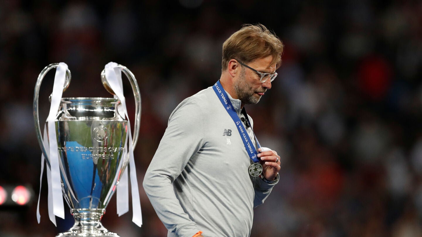 Klopp pasa al lado del trofeo de la Champions
