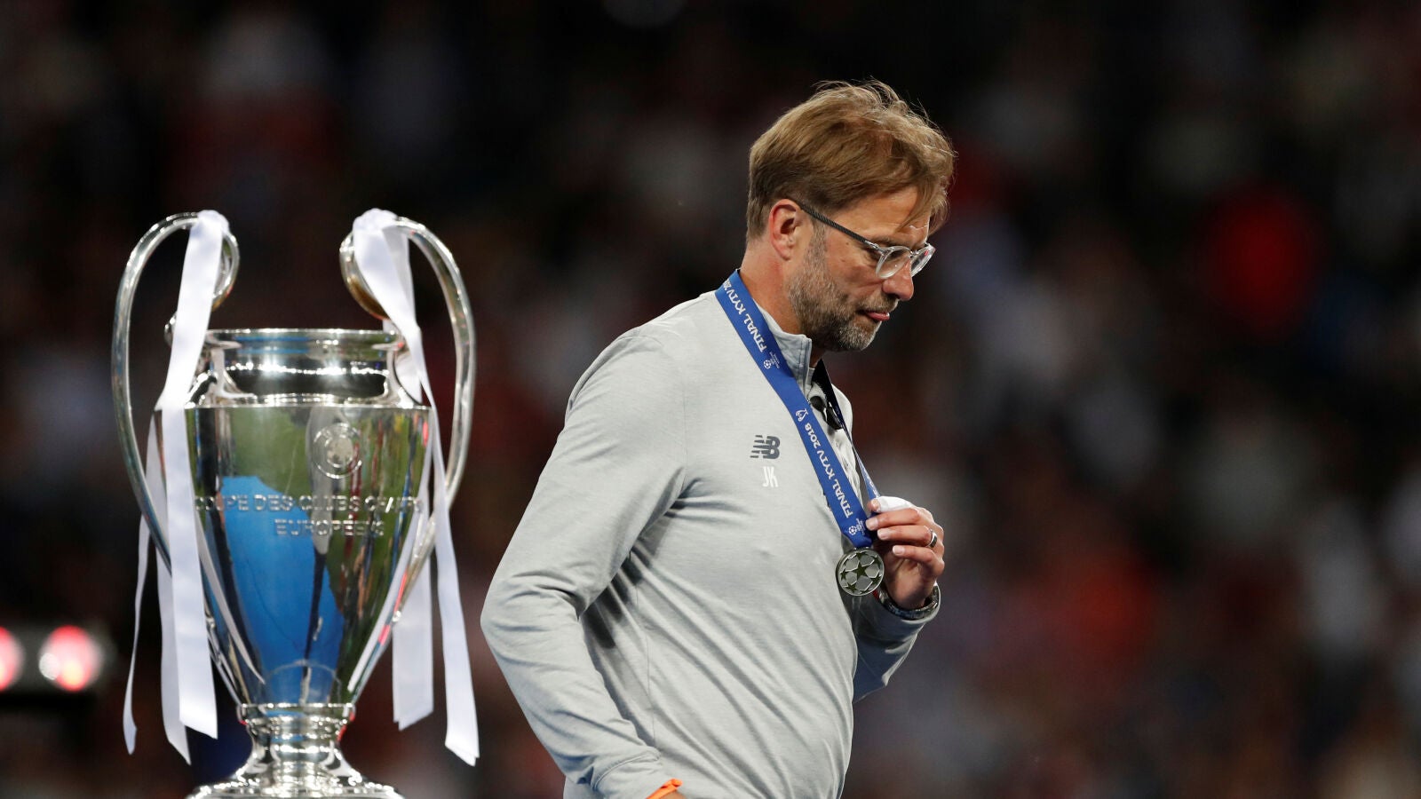 Klopp pasa al lado del trofeo de la Champions