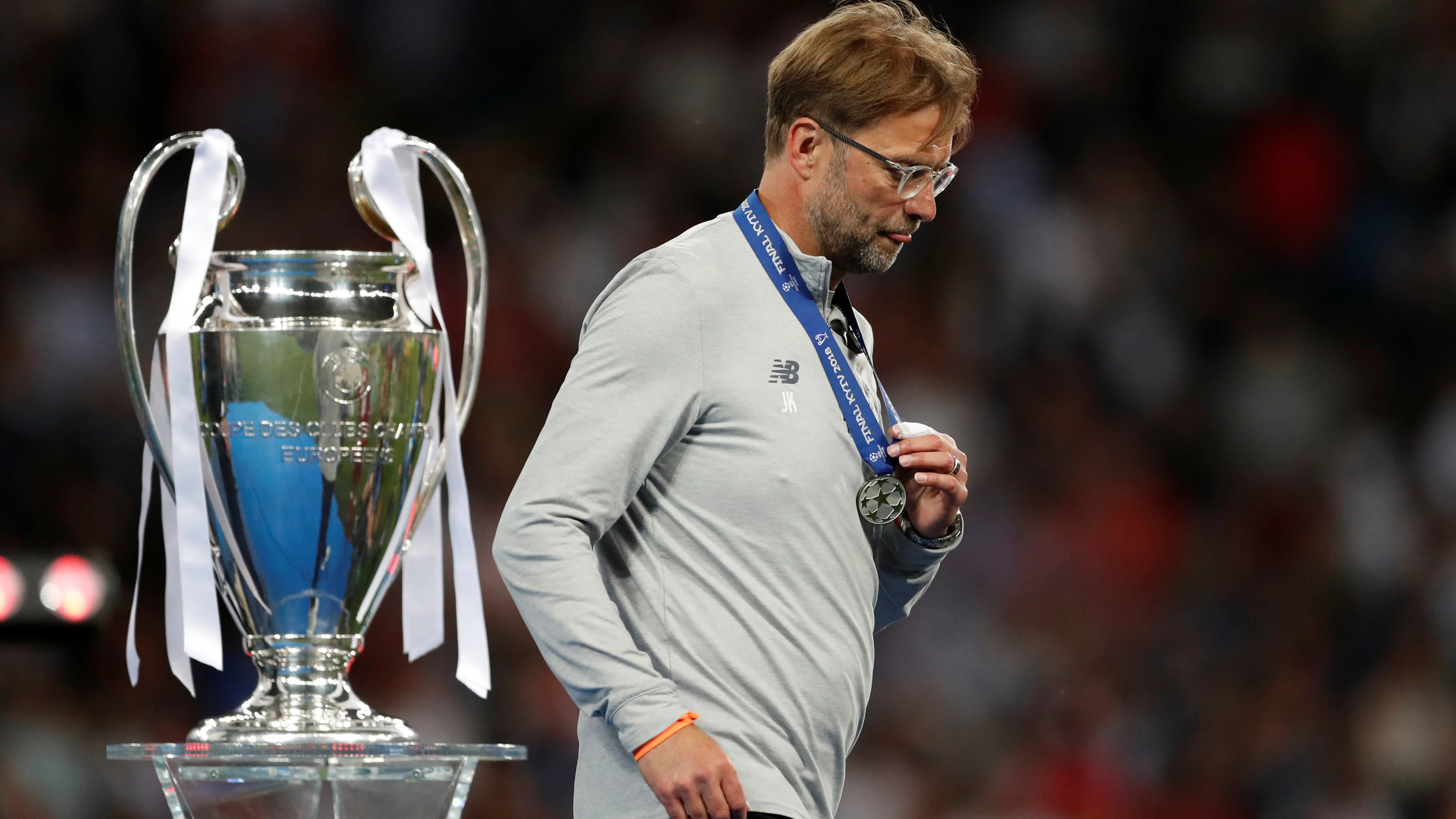 Klopp pasa al lado del trofeo de la Champions