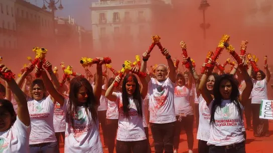 Una multitudinaria protesta exige en Sol el fin de la tauromaquia Una multitudinaria protesta exige en Sol el fin de la tauromaquia