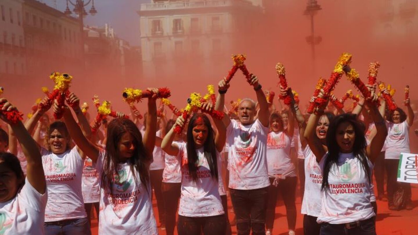 Una multitudinaria protesta exige en Sol el fin de la tauromaquia