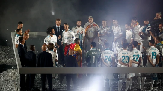 Cristiano Ronaldo, en el centro del Bernabéu rodeado por su compañeros Cristiano Ronaldo, en el centro del Bernabéu rodeado por su compañeros