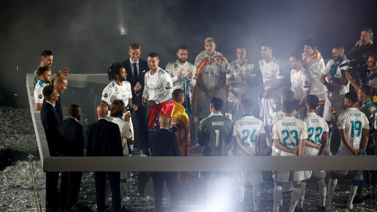 Cristiano Ronaldo, en el centro del Bernab&eacute;u rodeado por su compa&ntilde;eros
