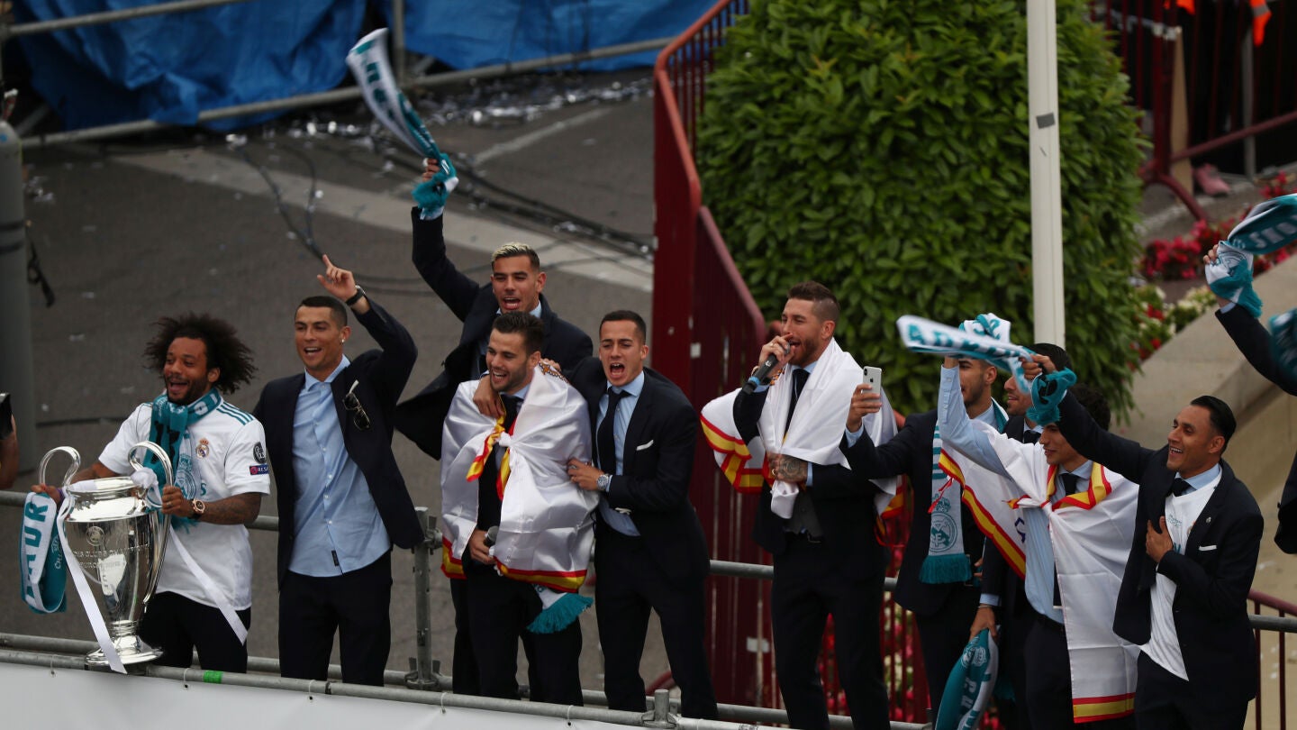 Sergio Ramos cantando con sus compa&ntilde;eros en Cibeles