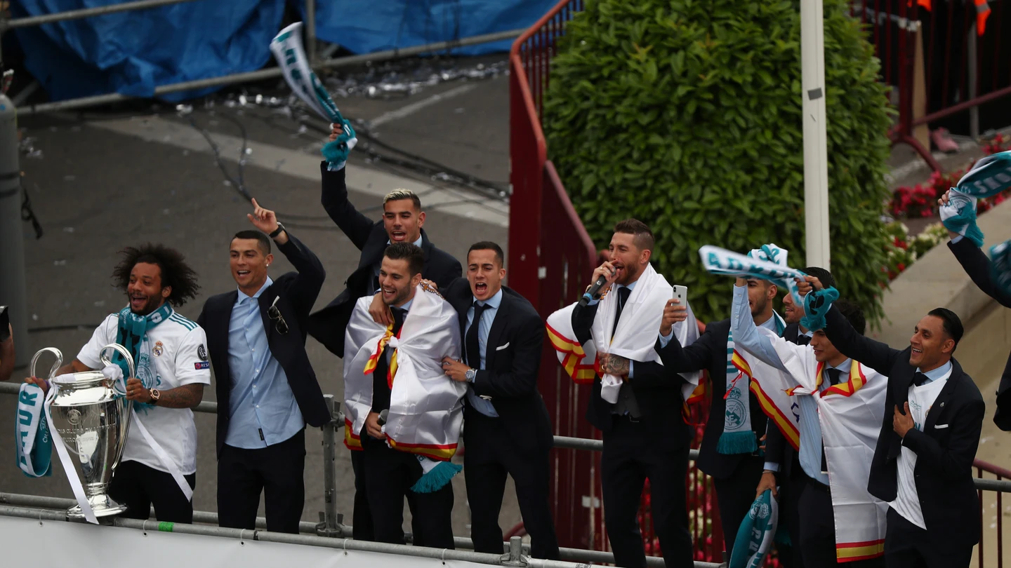 Sergio Ramos cantando con sus compañeros en Cibeles Sergio Ramos cantando con sus compañeros en Cibeles