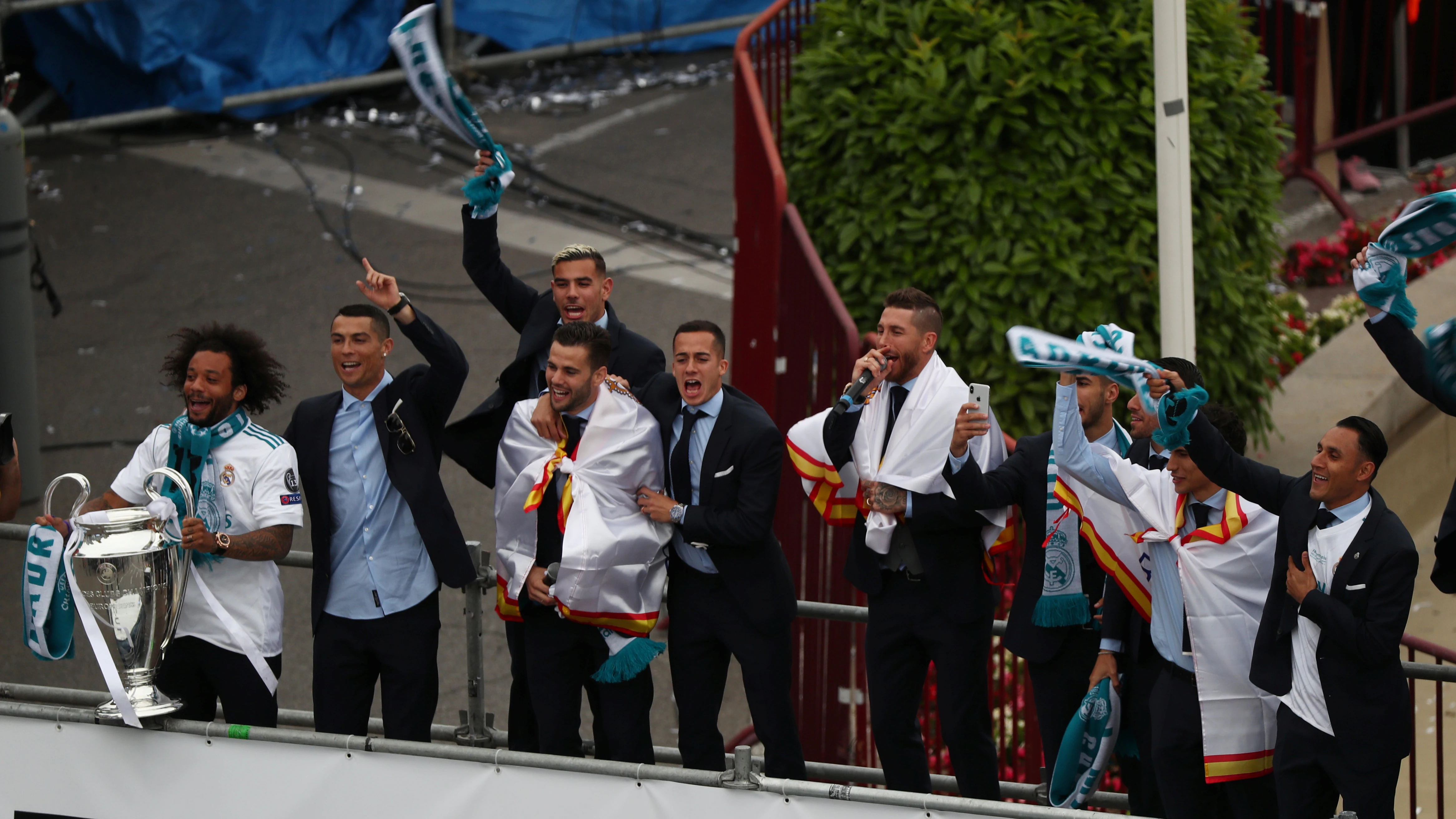 Sergio Ramos cantando con sus compañeros en Cibeles