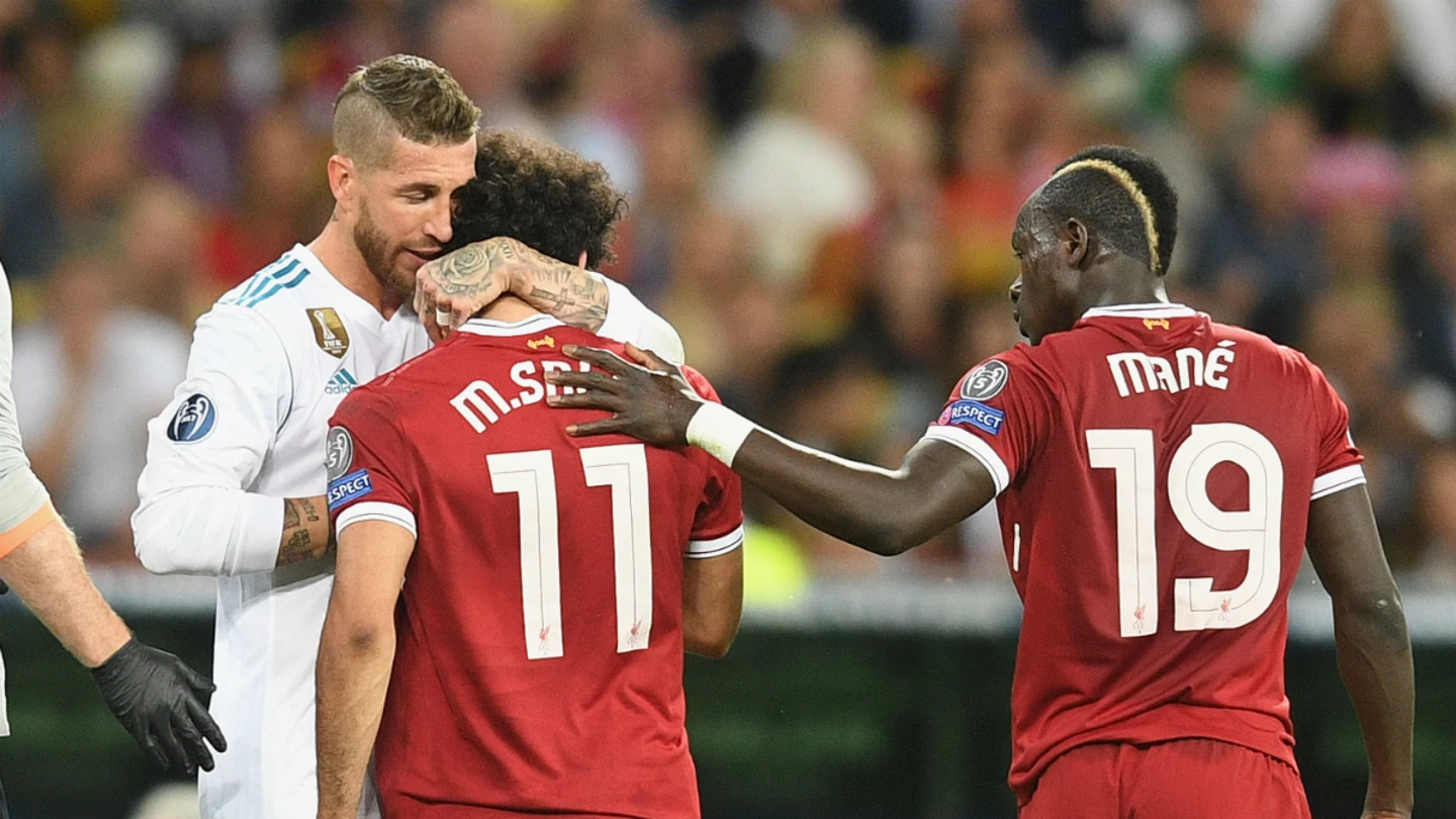 Sergio Ramos abraza a Salah Sergio Ramos abraza a Salah