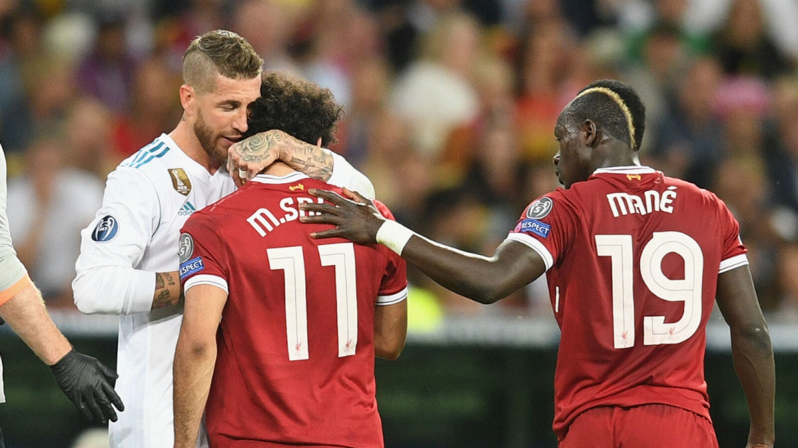 Sergio Ramos abraza a Salah