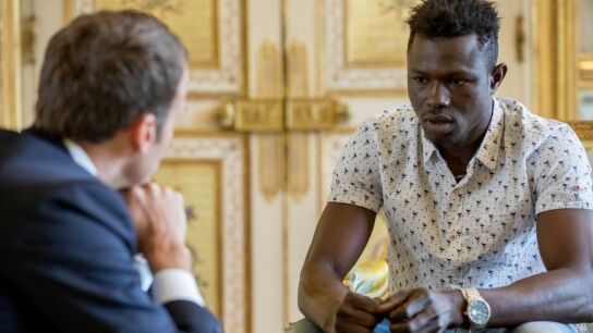 Mamoudou Gassama, el 'h&eacute;roe de Par&iacute;s', en su encuentro con Macron