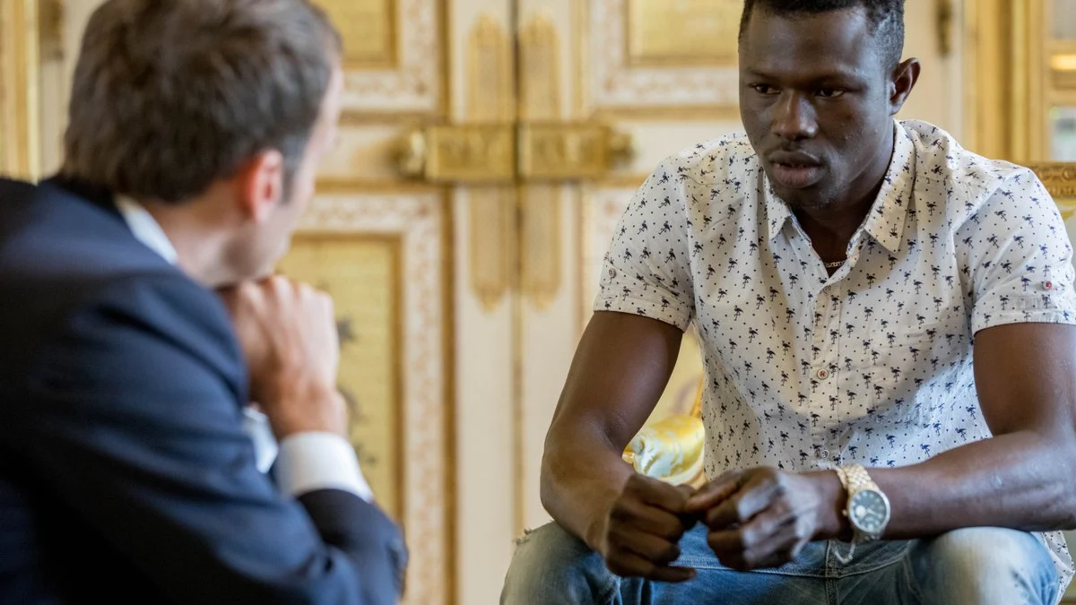 Mamoudou Gassama, el 'héroe de París', en su encuentro con Macron