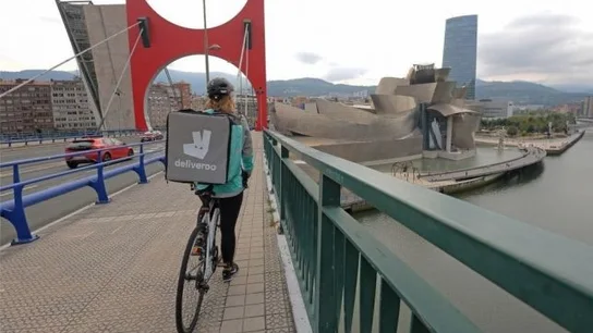 Un repartidor de Deliveroo. Un repartidor de Deliveroo.