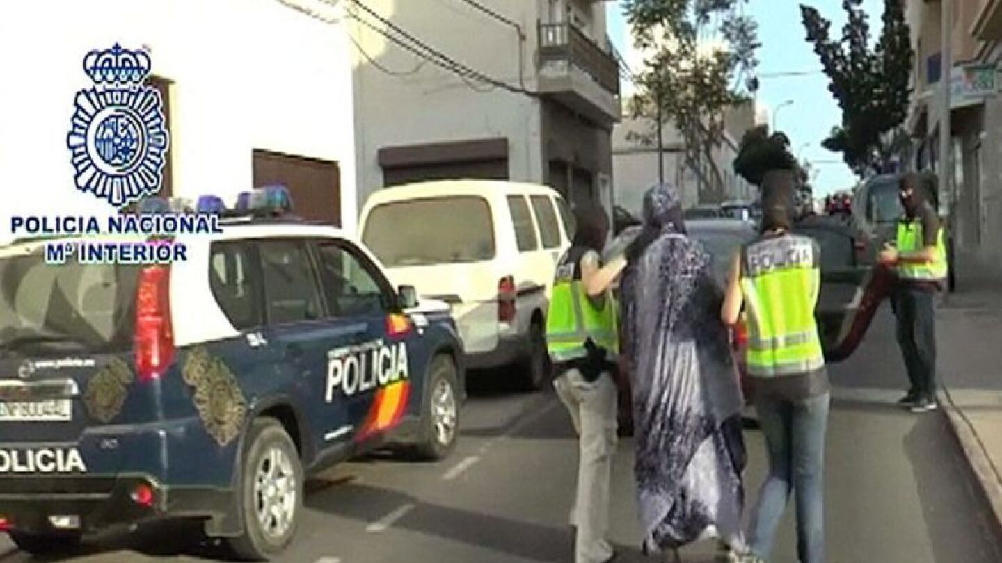 Momento en el que la yihadista espa&ntilde;ola, Silvia Celest&iacute;n, es detenida en Lanzarote en 2015 
