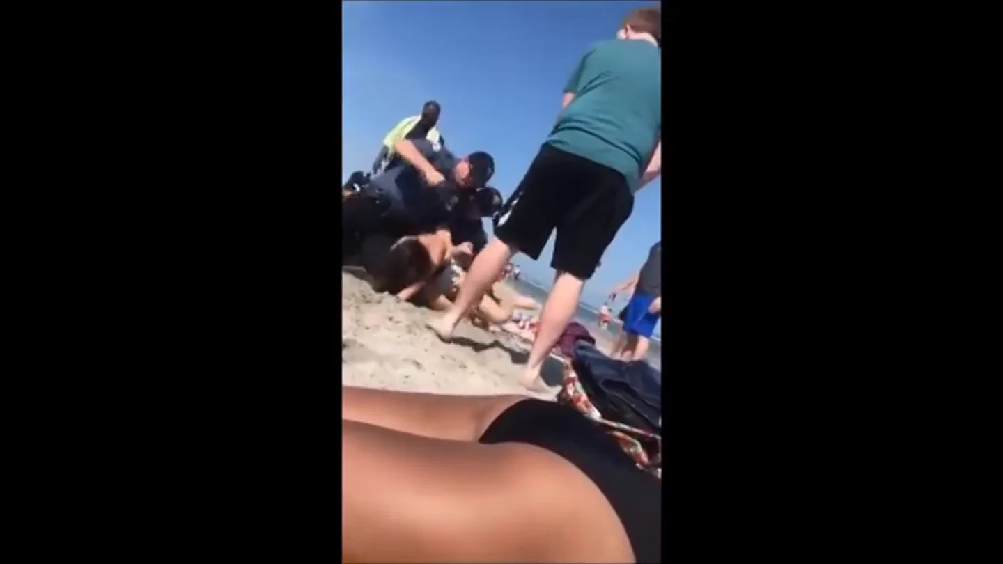 Nuevo caso de brutalidad policial: una joven, detenida a golpes en una playa de Nueva Jersey Nuevo caso de brutalidad policial: una joven, detenida a golpes en una playa de Nueva Jersey