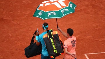 Rafa Nadal abandona la Philippe Chatrier bajo un paraguas