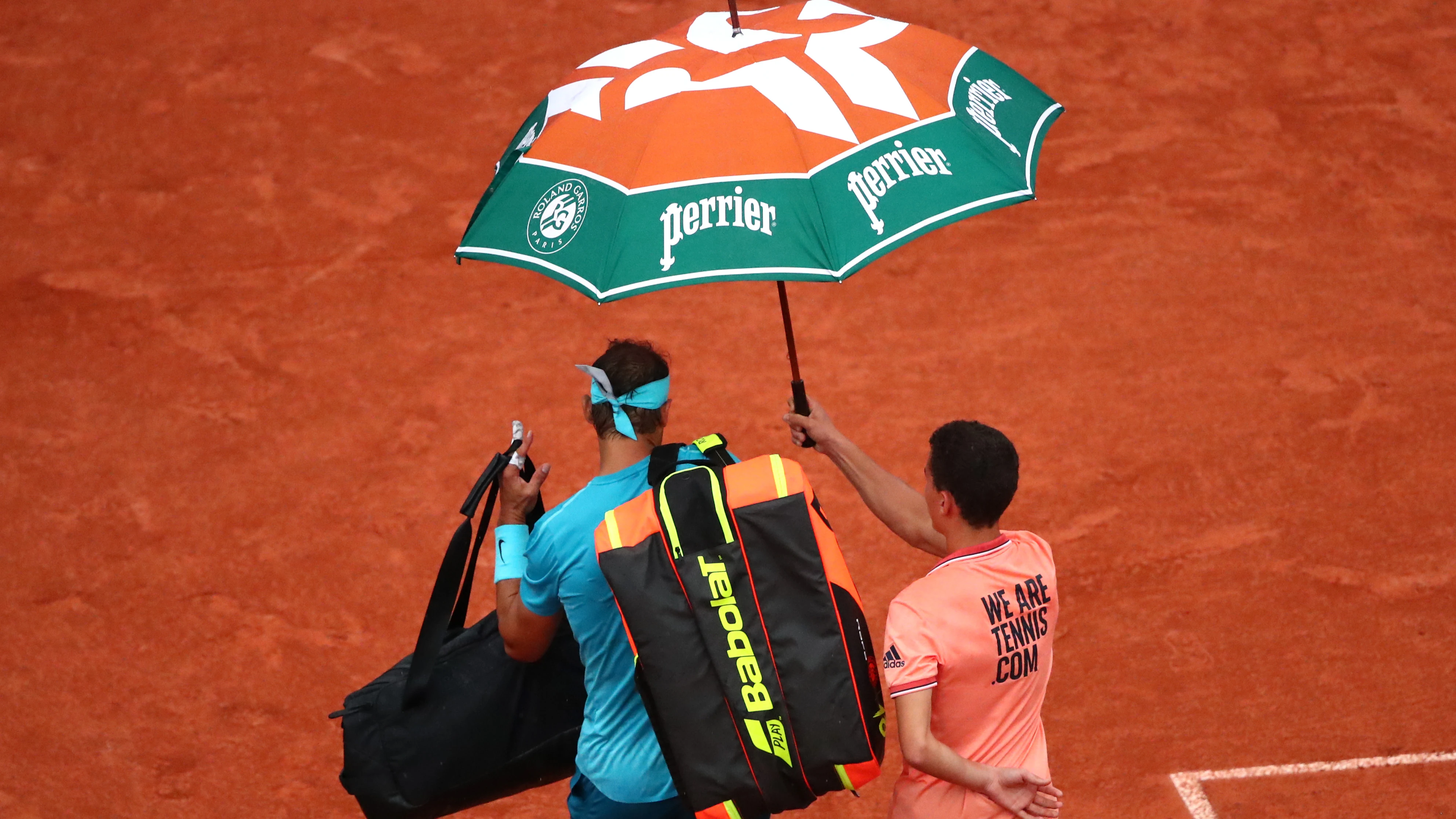 Rafa Nadal abandona la Philippe Chatrier bajo un paraguas