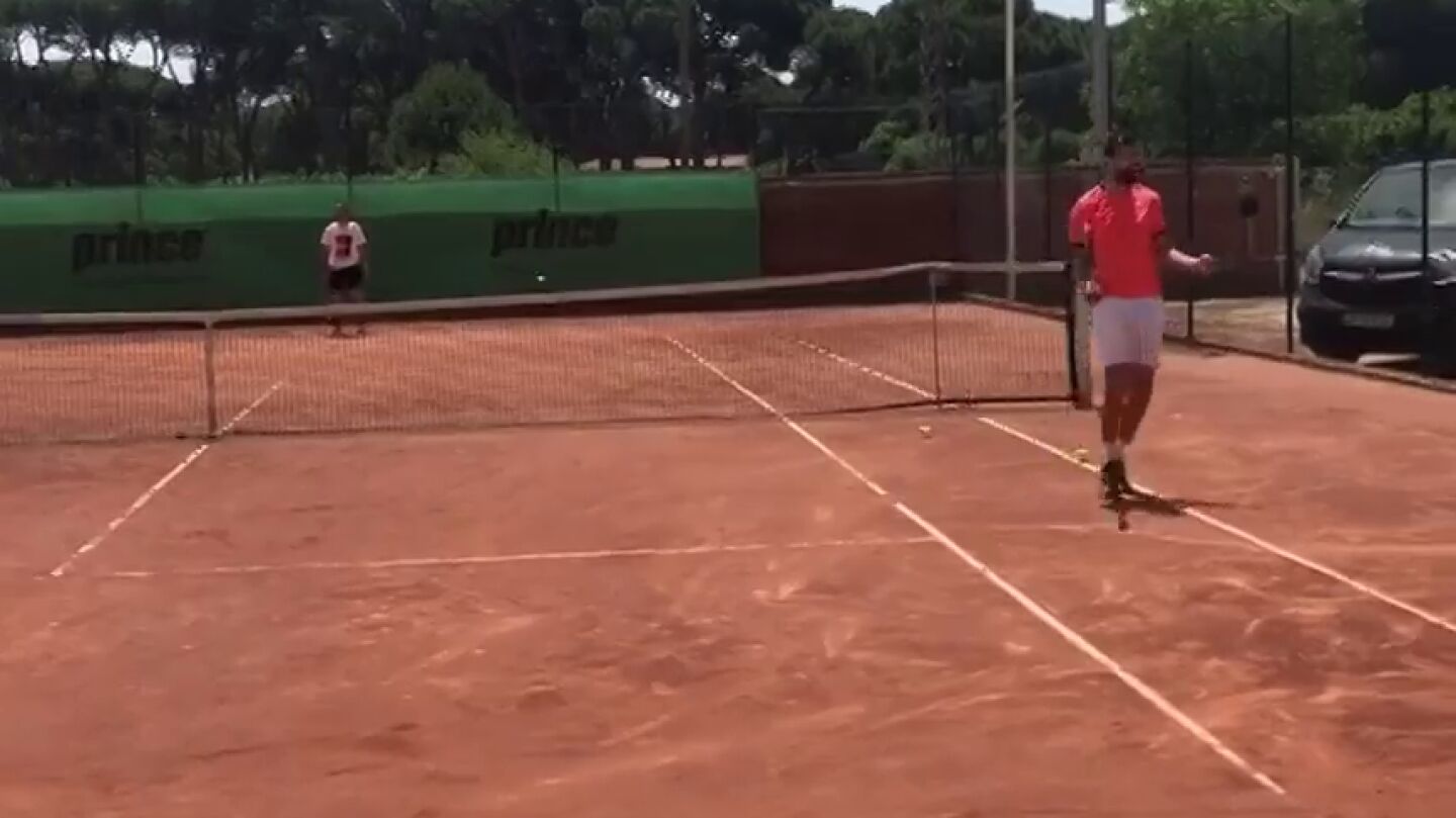 Piqu&eacute; se pasa al tenis: golpe de derecha y dejada a lo Rafa Nadal