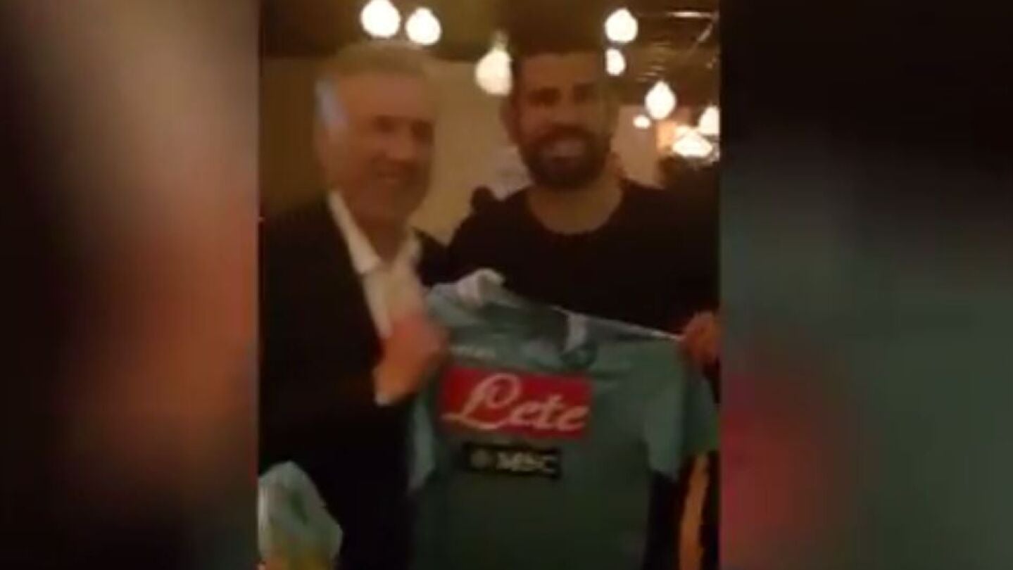 Ancelotti y Diego Costa posan con la camiseta del N&aacute;poles