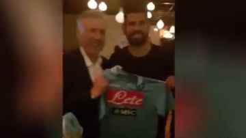 Ancelotti y Diego Costa posan con la camiseta del Nápoles