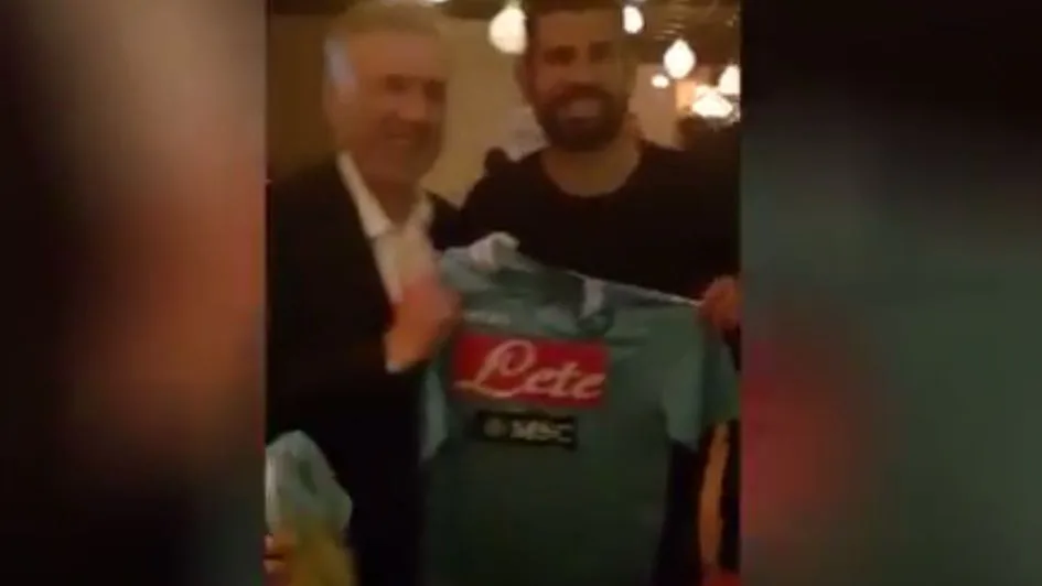 Ancelotti y Diego Costa posan con la camiseta del Nápoles