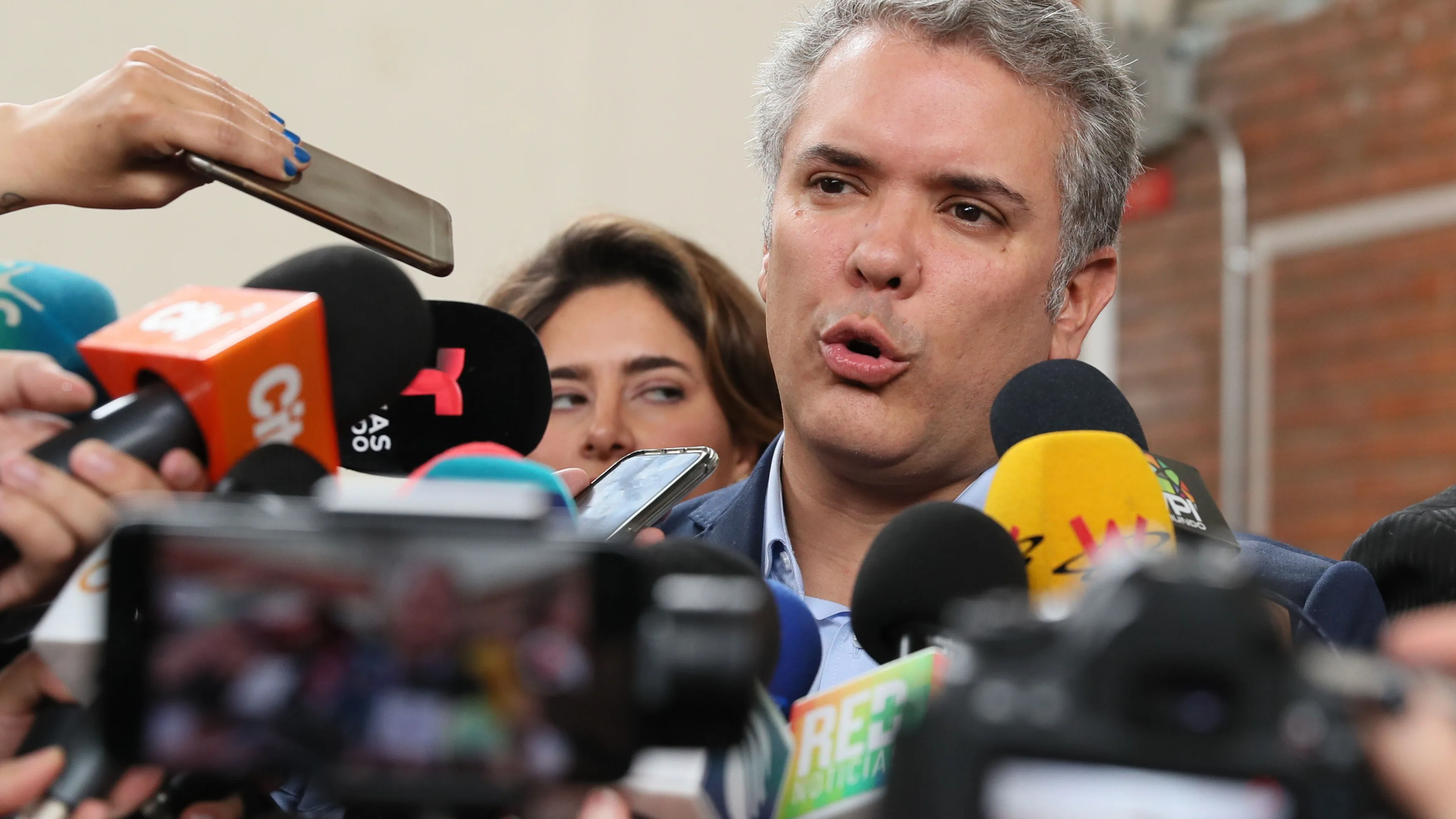  El candidato presidencial colombiano, Iván Duque, habla con la prensa