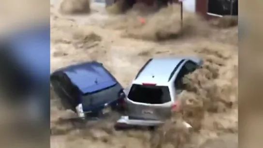 Coches arrastrados por una corriente de agua en Maryland Coches arrastrados por una corriente de agua en Maryland