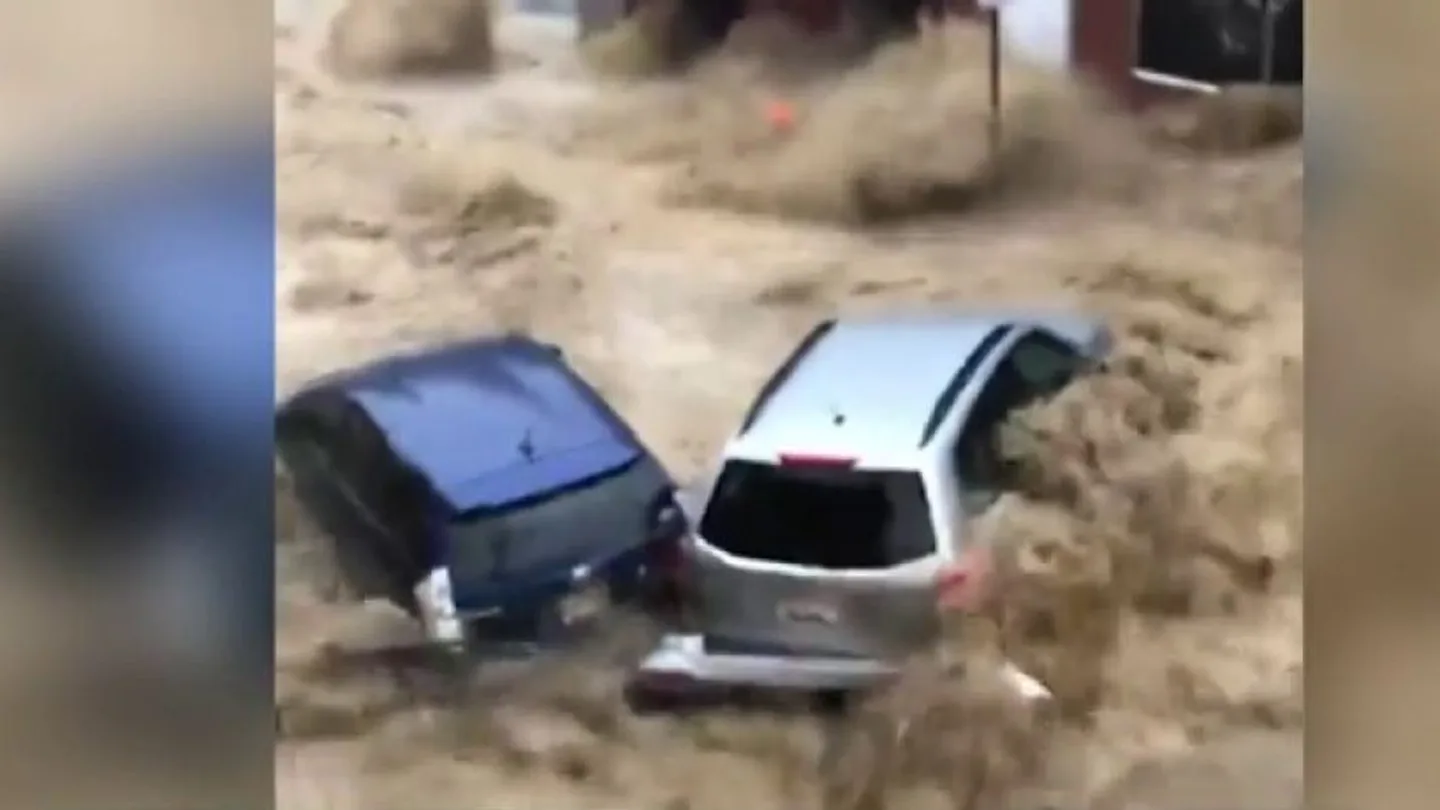 Coches arrastrados por una corriente de agua en Maryland Coches arrastrados por una corriente de agua en Maryland