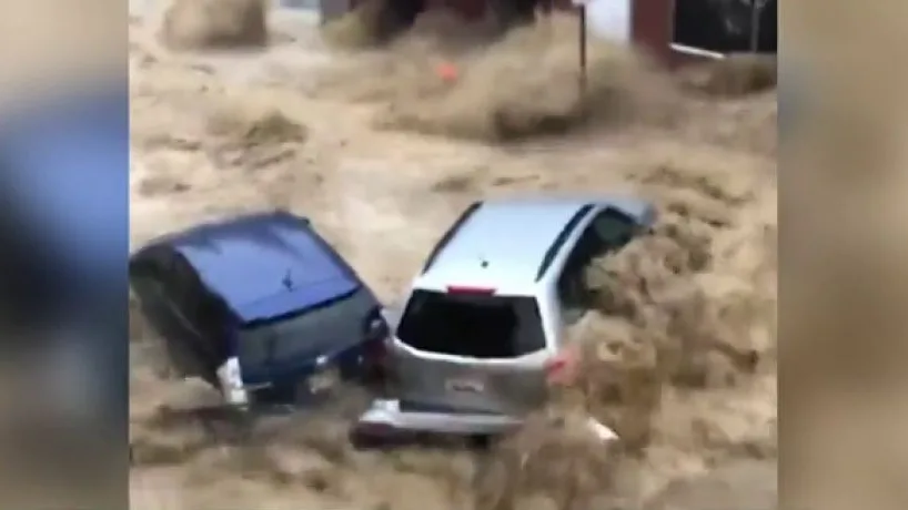 Coches arrastrados por una corriente de agua en Maryland Coches arrastrados por una corriente de agua en Maryland