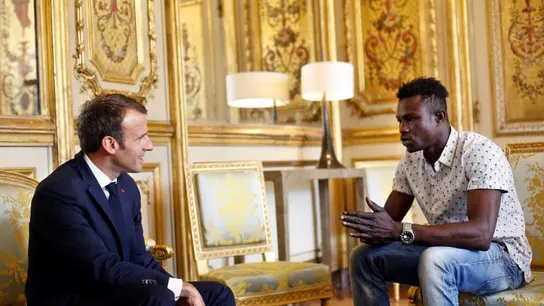 Emmanuel Macron se reúne con Mamoudou Gassama, el inmigrante maliense que escaló un edificio para rescatar a un niño en París Emmanuel Macron se reúne con Mamoudou Gassama, el inmigrante maliense que escaló un edificio para rescatar a un niño en París