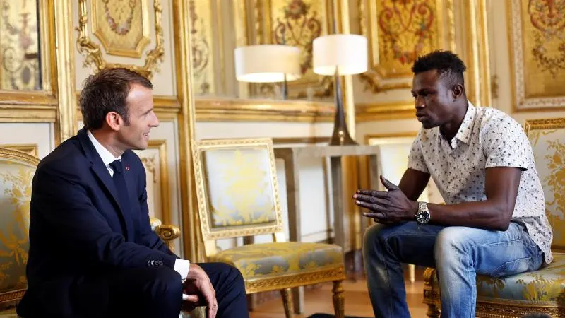 Emmanuel Macron se reúne con Mamoudou Gassama, el inmigrante maliense que escaló un edificio para rescatar a un niño en París