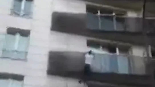 Espectacular rescate en París: un hombre escala cuatro pisos para salvar a un niño que colgaba de la fachada Espectacular rescate en París: un hombre escala cuatro pisos para salvar a un niño que colgaba de la fachada