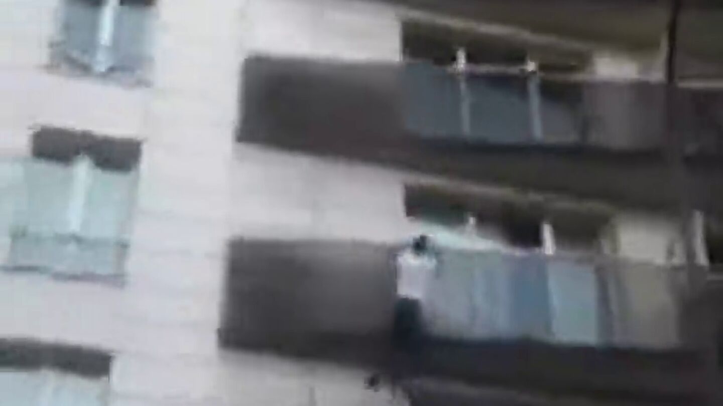 Espectacular rescate en Par&iacute;s: un hombre escala cuatro pisos para salvar a un ni&ntilde;o que colgaba de la fachada